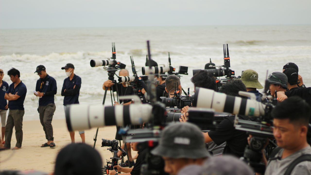 Khi Hoa Hậu Say Hi - Gallery Image 2 - AHT Production News